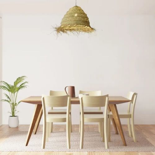 Lustre marocain au dessus d'une table à manger en bois 